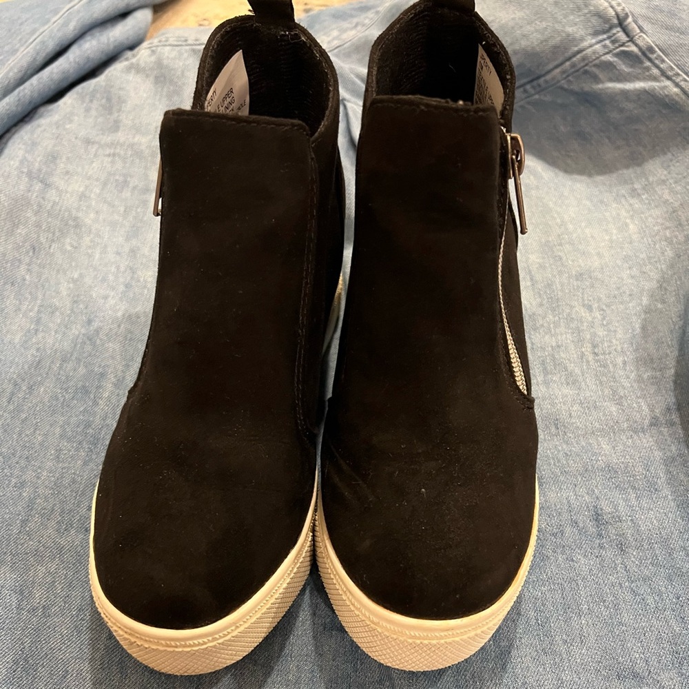 Girls black shade Steve Madden zip up booties size 1